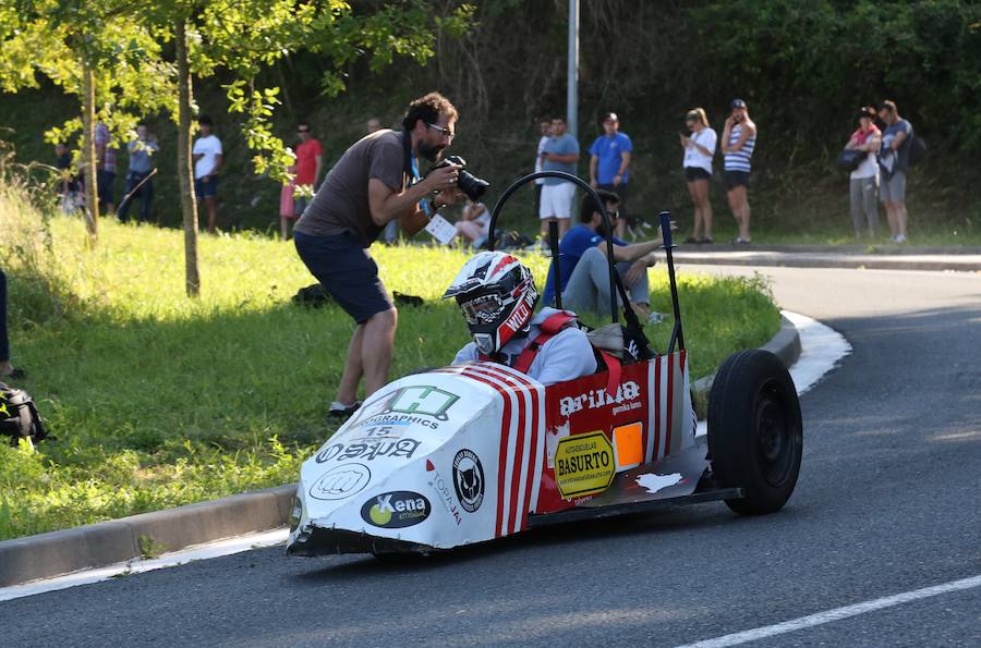 El asfalto de la cuesta de Markotegi, en el barrio donostiarra de Zuatzu, amanece hoy con los restos de neumático de los 35 vehículos que compitieron ayer en la cuarta edición de las bajadas de Goitibeheras con motivo de la Semana Grande.