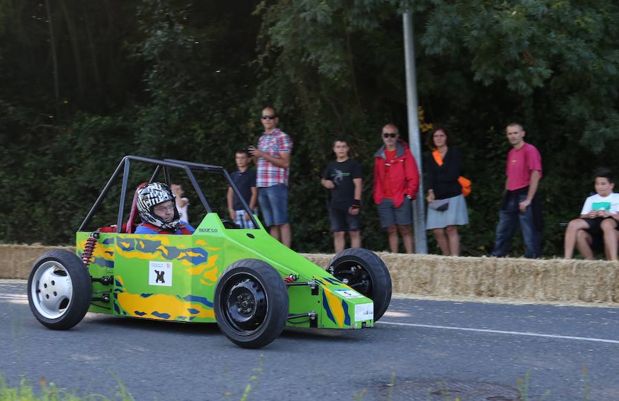 El asfalto de la cuesta de Markotegi, en el barrio donostiarra de Zuatzu, amanece hoy con los restos de neumático de los 35 vehículos que compitieron ayer en la cuarta edición de las bajadas de Goitibeheras con motivo de la Semana Grande.
