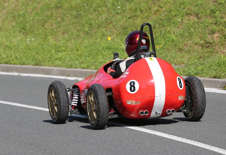El asfalto de la cuesta de Markotegi, en el barrio donostiarra de Zuatzu, amanece hoy con los restos de neumático de los 35 vehículos que compitieron ayer en la cuarta edición de las bajadas de Goitibeheras con motivo de la Semana Grande.