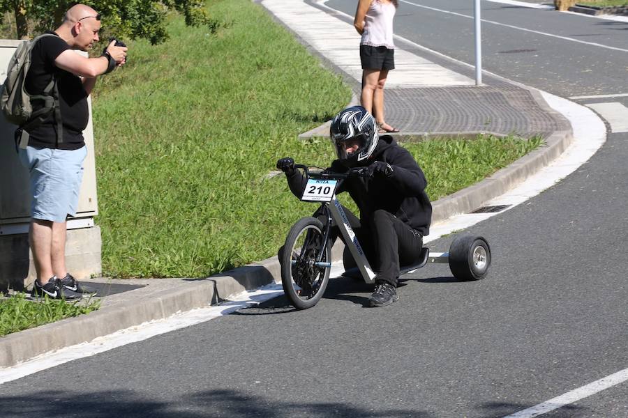 El asfalto de la cuesta de Markotegi, en el barrio donostiarra de Zuatzu, amanece hoy con los restos de neumático de los 35 vehículos que compitieron ayer en la cuarta edición de las bajadas de Goitibeheras con motivo de la Semana Grande.