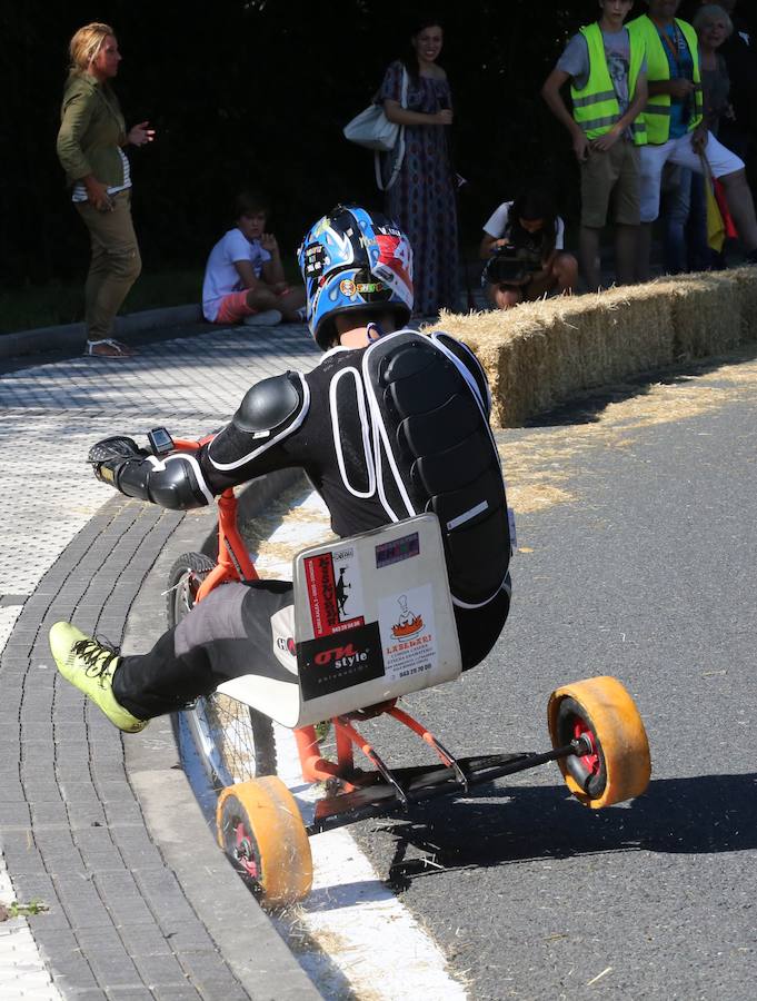 El asfalto de la cuesta de Markotegi, en el barrio donostiarra de Zuatzu, amanece hoy con los restos de neumático de los 35 vehículos que compitieron ayer en la cuarta edición de las bajadas de Goitibeheras con motivo de la Semana Grande.
