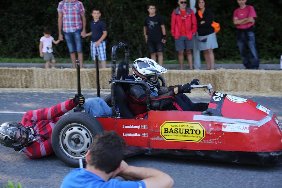 El asfalto de la cuesta de Markotegi, en el barrio donostiarra de Zuatzu, amanece hoy con los restos de neumático de los 35 vehículos que compitieron ayer en la cuarta edición de las bajadas de Goitibeheras con motivo de la Semana Grande.