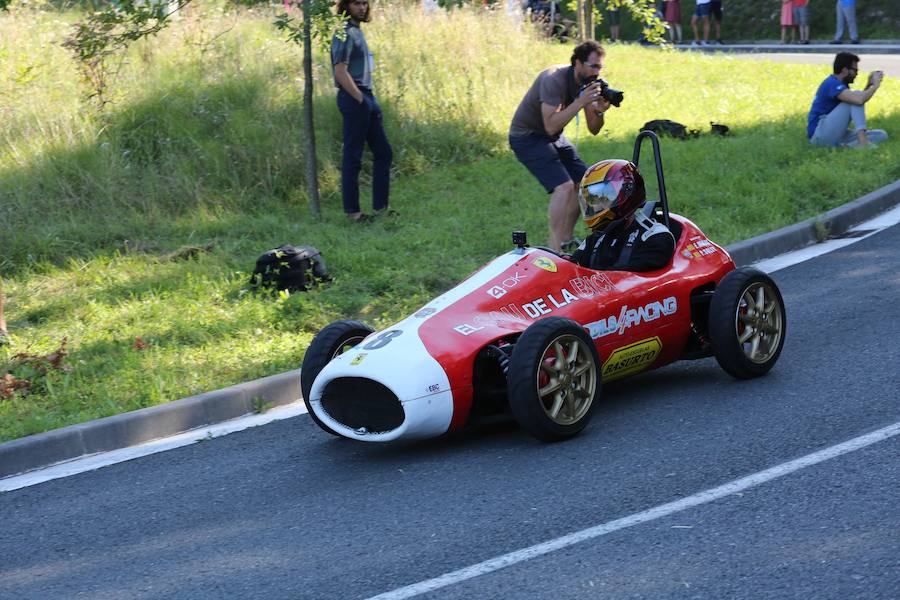 El asfalto de la cuesta de Markotegi, en el barrio donostiarra de Zuatzu, amanece hoy con los restos de neumático de los 35 vehículos que compitieron ayer en la cuarta edición de las bajadas de Goitibeheras con motivo de la Semana Grande.