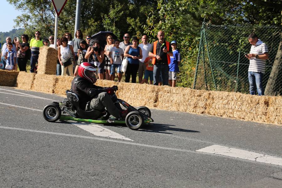 El asfalto de la cuesta de Markotegi, en el barrio donostiarra de Zuatzu, amanece hoy con los restos de neumático de los 35 vehículos que compitieron ayer en la cuarta edición de las bajadas de Goitibeheras con motivo de la Semana Grande.