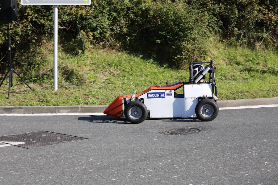 El asfalto de la cuesta de Markotegi, en el barrio donostiarra de Zuatzu, amanece hoy con los restos de neumático de los 35 vehículos que compitieron ayer en la cuarta edición de las bajadas de Goitibeheras con motivo de la Semana Grande.