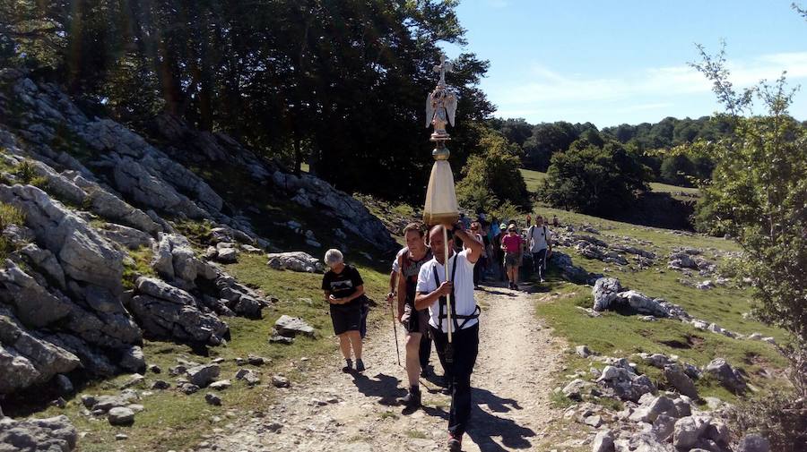 Ohitura mantenduz atzokoan Igaratzako ermitan izan zen Meza emateko garaian. Aralarko Adiskideak elkartekoek dena prest zuten ongietorria emateko eta erromeri giroan egun eder bat igarotzeko.