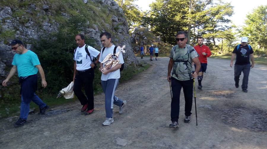 Ohitura mantenduz atzokoan Igaratzako ermitan izan zen Meza emateko garaian. Aralarko Adiskideak elkartekoek dena prest zuten ongietorria emateko eta erromeri giroan egun eder bat igarotzeko.