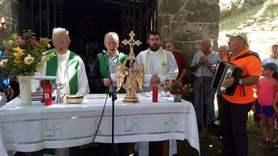 Ohitura mantenduz atzokoan Igaratzako ermitan izan zen Meza emateko garaian. Aralarko Adiskideak elkartekoek dena prest zuten ongietorria emateko eta erromeri giroan egun eder bat igarotzeko.