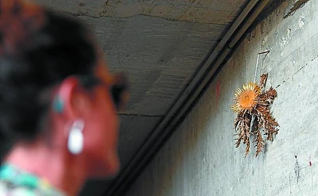 Cerca de la enfermería y la capilla, un ‘eguzkilore’ protege en el patio de cuadrillas la fortuna de bestias y humanos. 