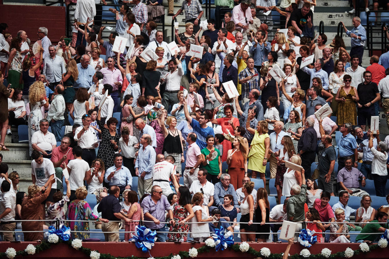 Los diestros Enrique Ponce y Cayetano se repartieron este lunes sendas orejas de sus toros de José Vázquez en la tercera corrida de la Aste Nagusia, otro festejo del abono que se cerró sin faenas rotundas aunque sí con un lucido toreo del rejoneador Hermoso de Mendoza.