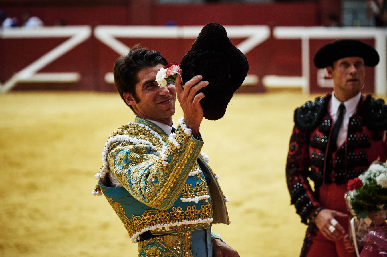 Los diestros Enrique Ponce y Cayetano se repartieron este lunes sendas orejas de sus toros de José Vázquez en la tercera corrida de la Aste Nagusia, otro festejo del abono que se cerró sin faenas rotundas aunque sí con un lucido toreo del rejoneador Hermoso de Mendoza.