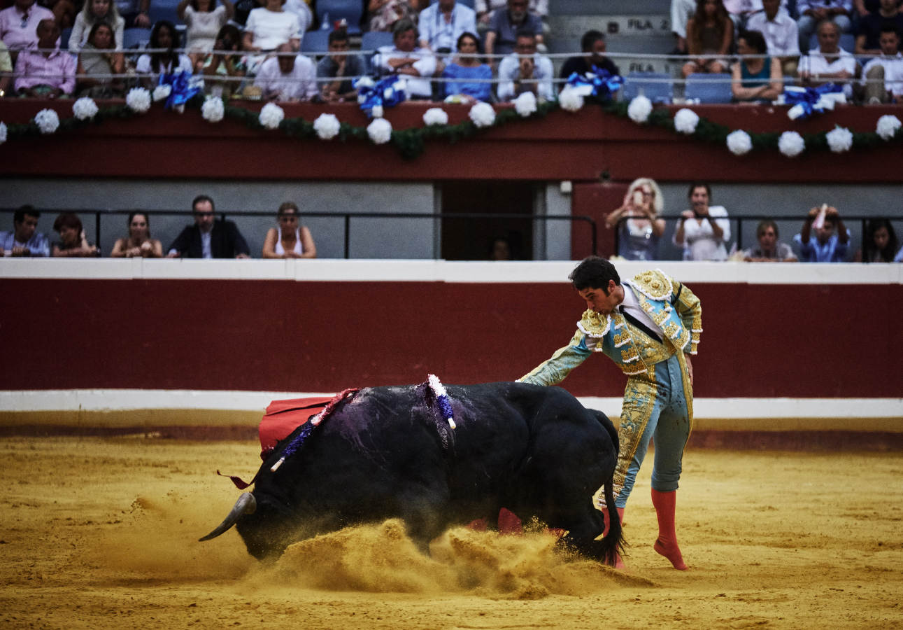 Los diestros Enrique Ponce y Cayetano se repartieron este lunes sendas orejas de sus toros de José Vázquez en la tercera corrida de la Aste Nagusia, otro festejo del abono que se cerró sin faenas rotundas aunque sí con un lucido toreo del rejoneador Hermoso de Mendoza.