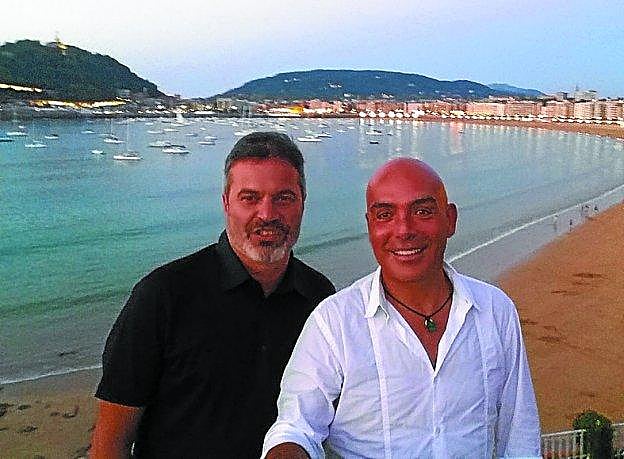 Kike Sarasola (derecha) y su socio Gorka Atorrasagasti se hacen un selfie con la bahía de La Concha al fondo.