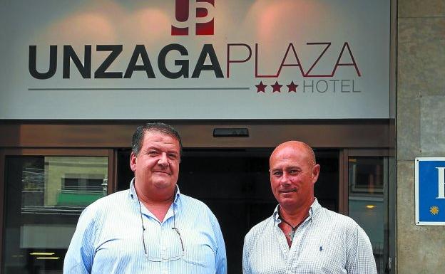 Andrés Guasch y Rafael Tienda, socios del Hotel Unzaga, a las puertas del establecimiento.::