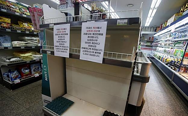 Un cartel advierte de la suspension en la venta de huevos en un supermercado en Seúl. 