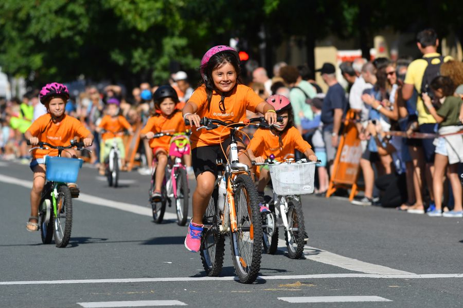 Los niños han sido los protagonistas de 'Bizikleta Festa' y, sin restricciones de espacio y con muchas ganas de pasárselo bien, han recorrido el Boulevard con sus bicicletas.