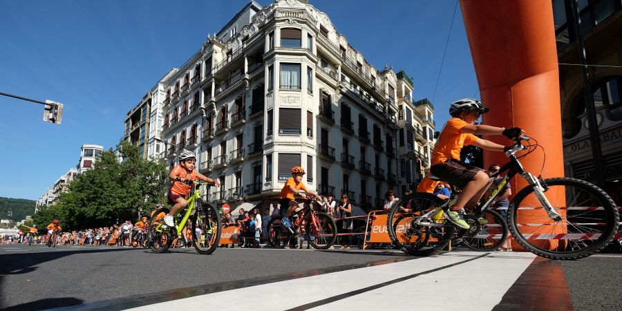 Los niños han sido los protagonistas de 'Bizikleta Festa' y, sin restricciones de espacio y con muchas ganas de pasárselo bien, han recorrido el Boulevard con sus bicicletas.