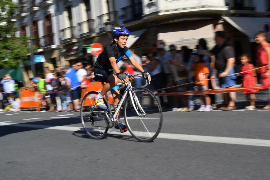 Los niños han sido los protagonistas de 'Bizikleta Festa' y, sin restricciones de espacio y con muchas ganas de pasárselo bien, han recorrido el Boulevard con sus bicicletas.