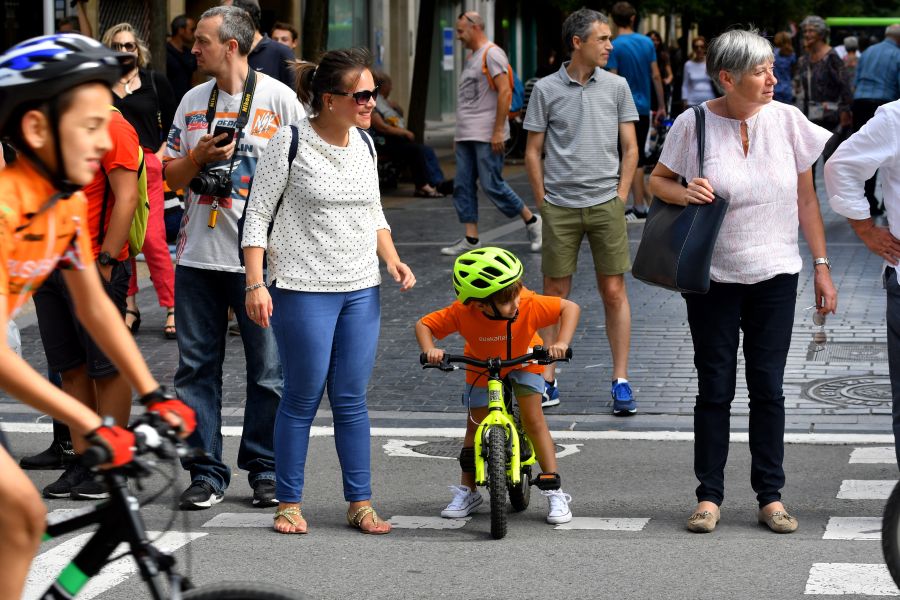 Los niños han sido los protagonistas de 'Bizikleta Festa' y, sin restricciones de espacio y con muchas ganas de pasárselo bien, han recorrido el Boulevard con sus bicicletas.