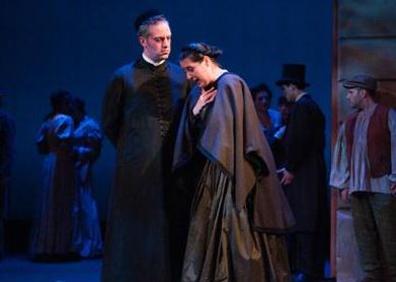 Imagen secundaria 1 - Edgardo Mortara de adulto, como sacerdote agustino, junto a su madre (sentada) y otro familiar. Abajo, el protagonista y escena de la ópera representada en Nueva York.