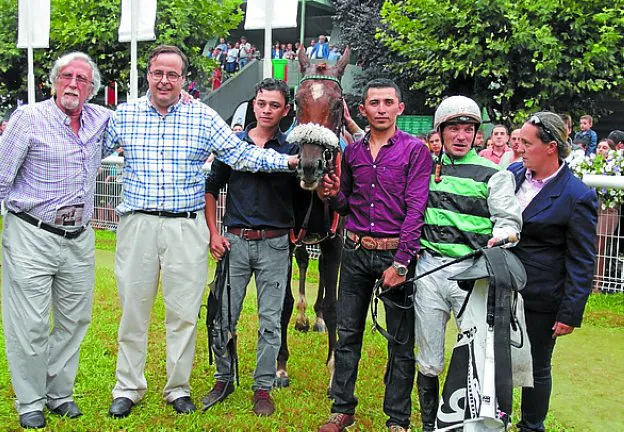 A. Imaz tras obtener la Copa de Oro con 'Wild King' y entrega del trofeo Ayto. de Lasarte-Oria. 
