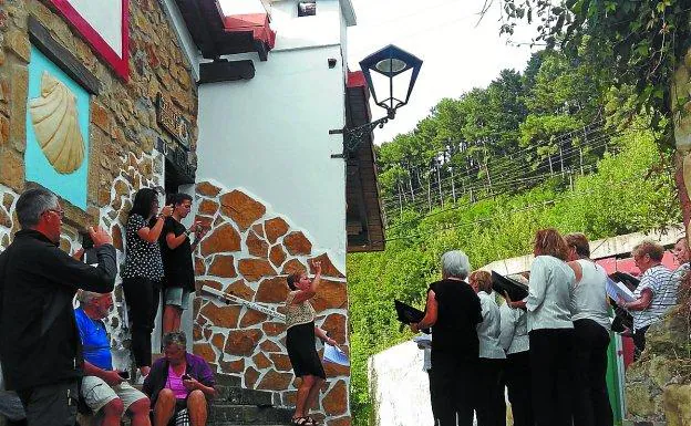 Bienvenida. El coro Larreaundi visitó a los peregrinos en Santa Ana el pasado día 2.