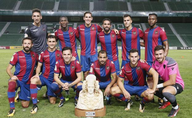 Los jugadores del Levante posan con el trofeo Festa de De Elx . 