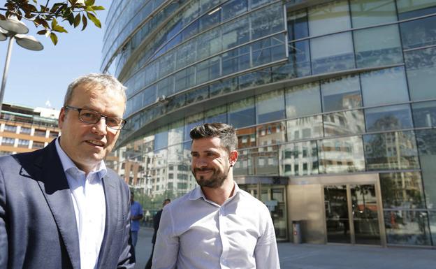 El consejero de Turismo, Comercio y Consumo, Alfredo Retortillo, y el director de Basquetour, Harkaitz Millán, han prsentado el portal en Bilbao.