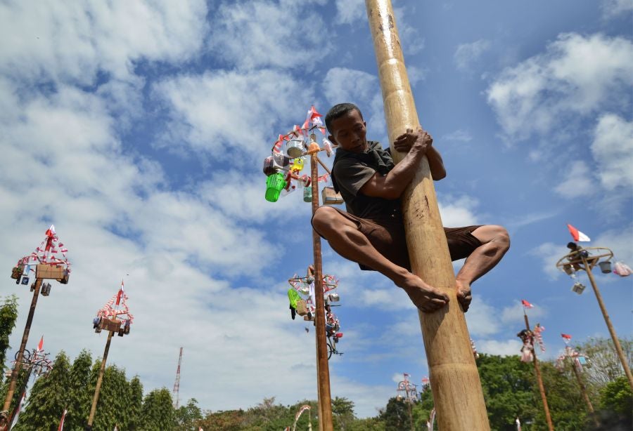 Indonesia celebra su 72 aniversario de independencia y por ello, a lo largo del territorio, se celebra la tradicional 'Panjat Pinang'. En una explanada se colocan arboles tallados, previamente lubricados con regalos en la parte más alta y los nativos deben alcanzar la cima para conseguir los presentes.