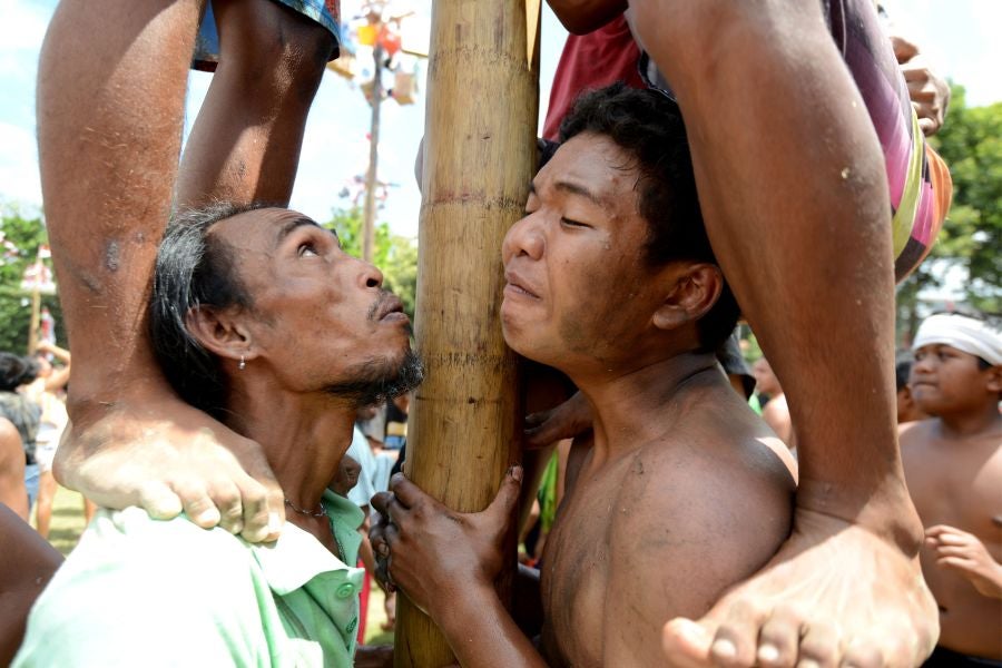 Indonesia celebra su 72 aniversario de independencia y por ello, a lo largo del territorio, se celebra la tradicional 'Panjat Pinang'. En una explanada se colocan arboles tallados, previamente lubricados con regalos en la parte más alta y los nativos deben alcanzar la cima para conseguir los presentes.