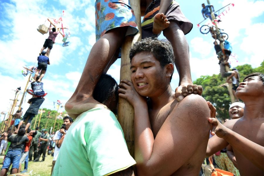 Indonesia celebra su 72 aniversario de independencia y por ello, a lo largo del territorio, se celebra la tradicional 'Panjat Pinang'. En una explanada se colocan arboles tallados, previamente lubricados con regalos en la parte más alta y los nativos deben alcanzar la cima para conseguir los presentes.
