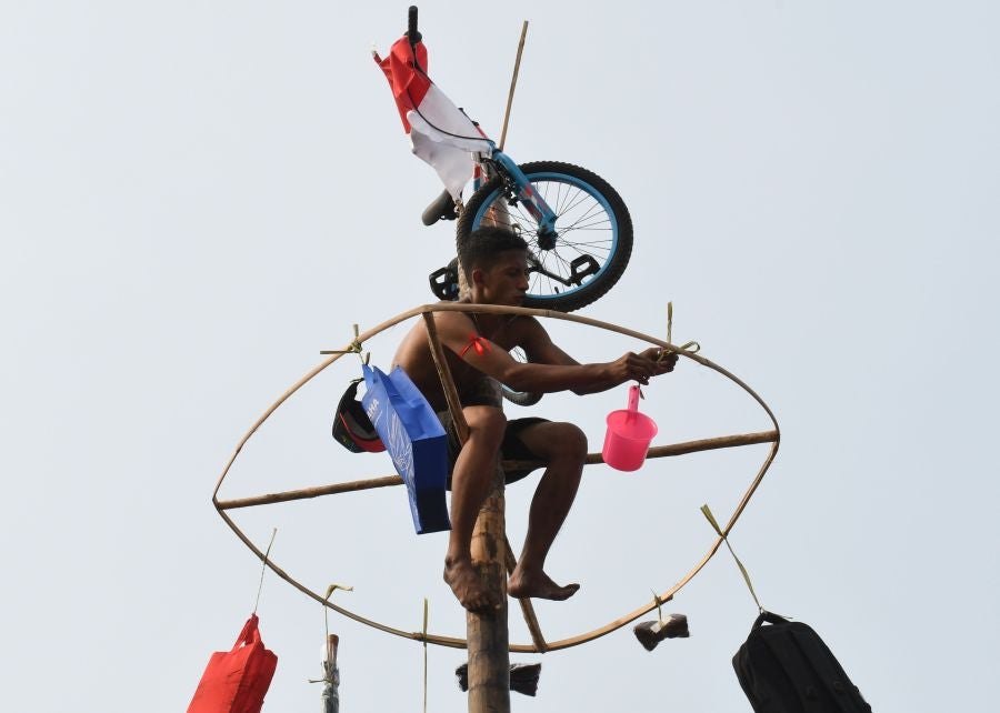 Indonesia celebra su 72 aniversario de independencia y por ello, a lo largo del territorio, se celebra la tradicional 'Panjat Pinang'. En una explanada se colocan arboles tallados, previamente lubricados con regalos en la parte más alta y los nativos deben alcanzar la cima para conseguir los presentes.