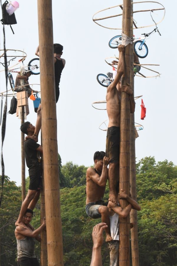 Indonesia celebra su 72 aniversario de independencia y por ello, a lo largo del territorio, se celebra la tradicional 'Panjat Pinang'. En una explanada se colocan arboles tallados, previamente lubricados con regalos en la parte más alta y los nativos deben alcanzar la cima para conseguir los presentes.