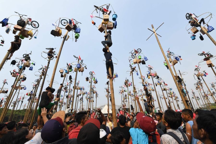 Indonesia celebra su 72 aniversario de independencia y por ello, a lo largo del territorio, se celebra la tradicional 'Panjat Pinang'. En una explanada se colocan arboles tallados, previamente lubricados con regalos en la parte más alta y los nativos deben alcanzar la cima para conseguir los presentes.