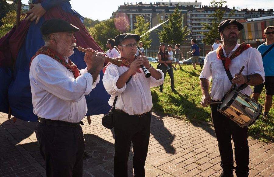 La comparsa de Gigantes y Cabezudos recorre el barrio de Amara, dentro de las actividades de Semana Grande. A las 18.30 horas el grupo ha salido desde Morlans. 