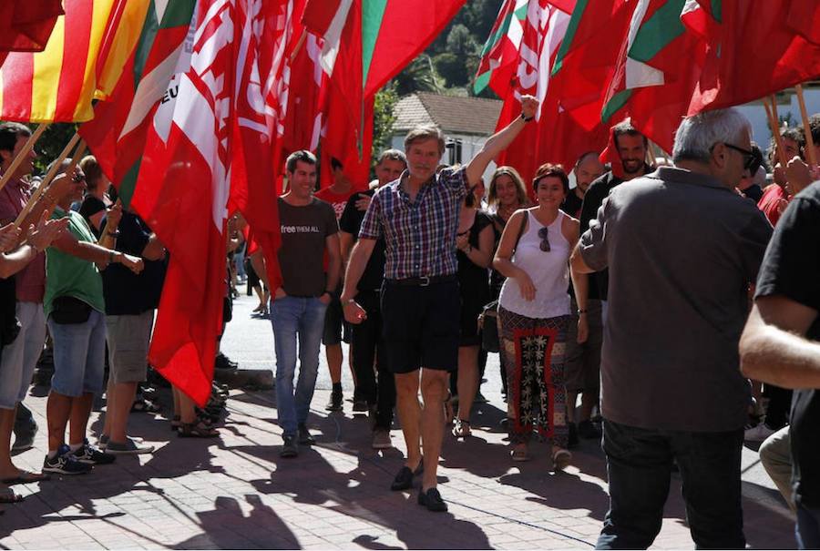 Rafa Díez Usabiaga ha abandonado esta mañanala prisión de El Dueso (Santoña, Cantabria). Entre gritos de apoyo y ánimo, el exsecretario general del sindicato LAB ha salido de la cárcel muy sonriente. A mediodía ha protagonizado un acto de recibimeinto en Muskiz.