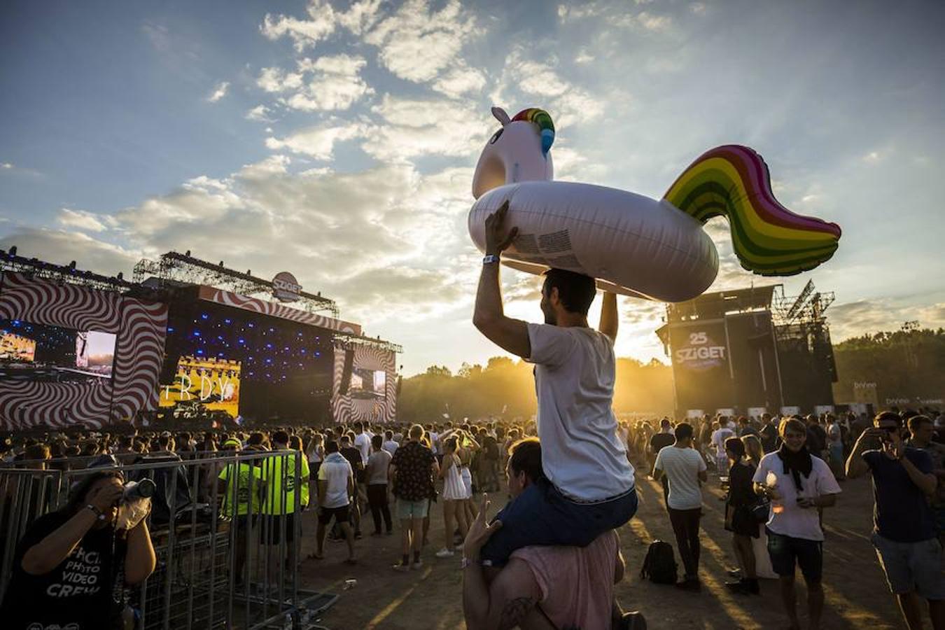  El Sziget Festival es uno de los eventos culturales más grandes de Europa, donde Artistas de más de 52 países reciben cerca de 500 mil visitantes durante los ocho días del evento en Shipyard Island, norte de Budapest (Hungría). 