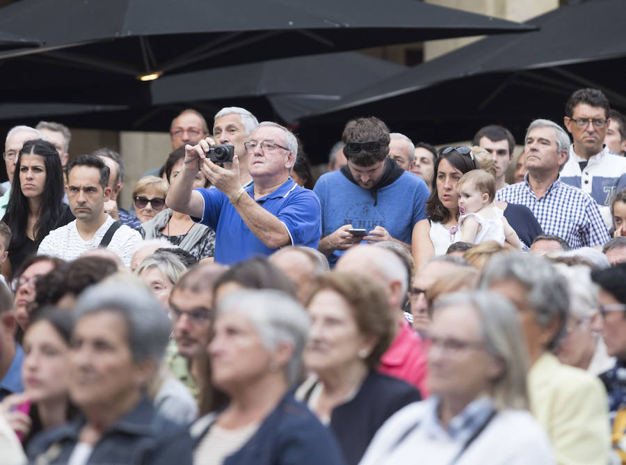 Eskola Dantza Taldea ha ofrecido un bello espectáculo en la Plaza de la Constitución, con motivo de la Semaan Grande donostiarra.