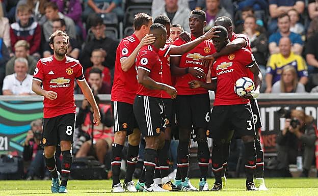 Bailly, derecha, marcó el 0-1 del Manchester United.