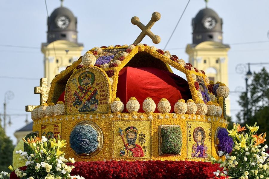 Debrecen, en Hungria, celebra la 48 edición del Festival de Flores, tradición que data de 1966 y que llena de carrozas, flores y espectáculos toda la ciudad, 