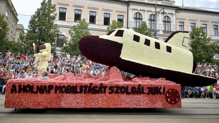 Debrecen, en Hungria, celebra la 48 edición del Festival de Flores, tradición que data de 1966 y que llena de carrozas, flores y espectáculos toda la ciudad, 