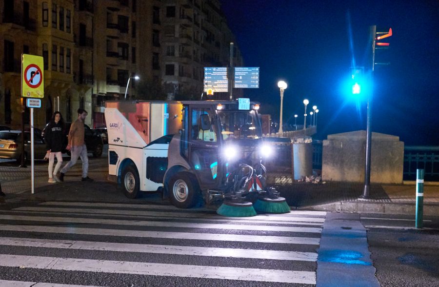 Tras una semana intensa, los operarios de limpieza de San Sebastián recogen los restos y desmontan los escenarios de Semana Grannde.