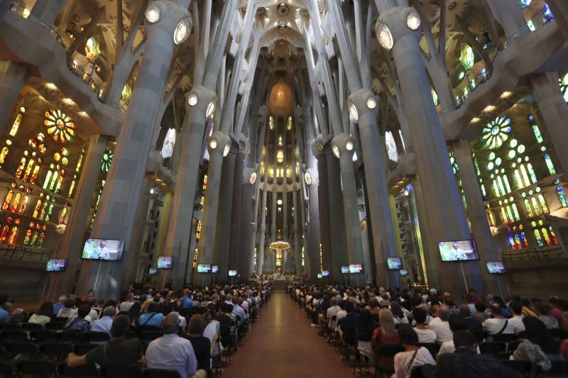 Los Reyes, Rajoy y Puigdemont presiden una ceremonia de homenaje por los atentados en Barcelona y Cambrils