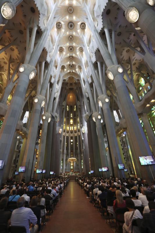 Los Reyes, Rajoy y Puigdemont presiden una ceremonia de homenaje por los atentados en Barcelona y Cambrils