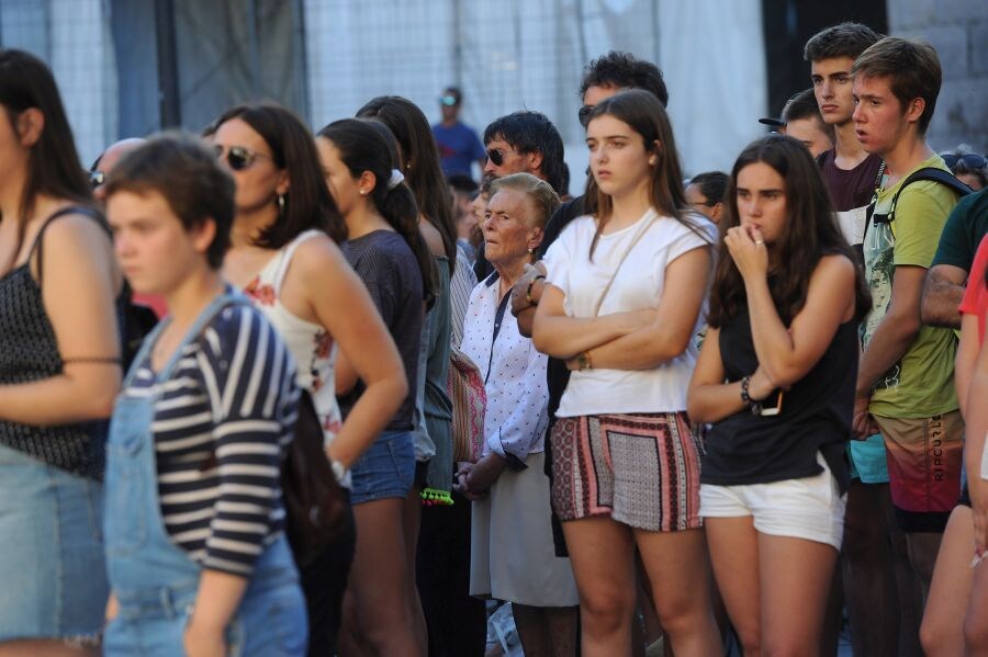 La concentración, convocada por la plataforma feminista local Sostenipe, ha concitado la adhesión de cientos de vecinos de esta localidad guipuzcoana, entre ellos representantes de todos los grupos de la corporación y concejales de la vecina población de Azpeitia.