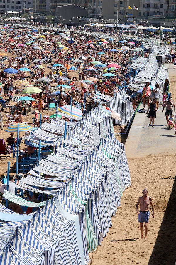 El fuerte calor ha hecho que las playas guipuzcoanas presenten este lunes una masiva alfuencia de gente. En las imágenes el malecón de Zarautz.