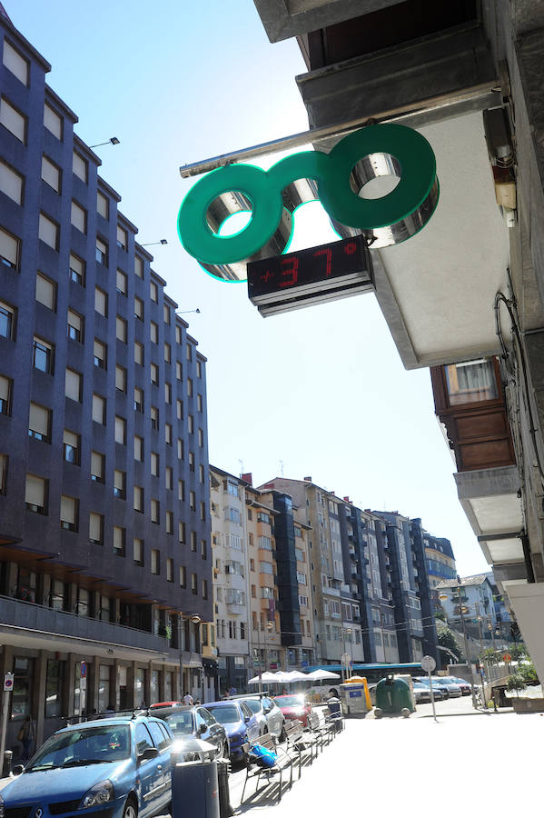 El fuerte calor ha hecho que las playas guipuzcoanas presenten este lunes una masiva alfuencia de gente. En las imágenes, San Sebastián y Zarautz. En el interior también se han registrados altas temperaturas. Así, en Eibar los termómetros han marcado los 38 grados en algunas calles.