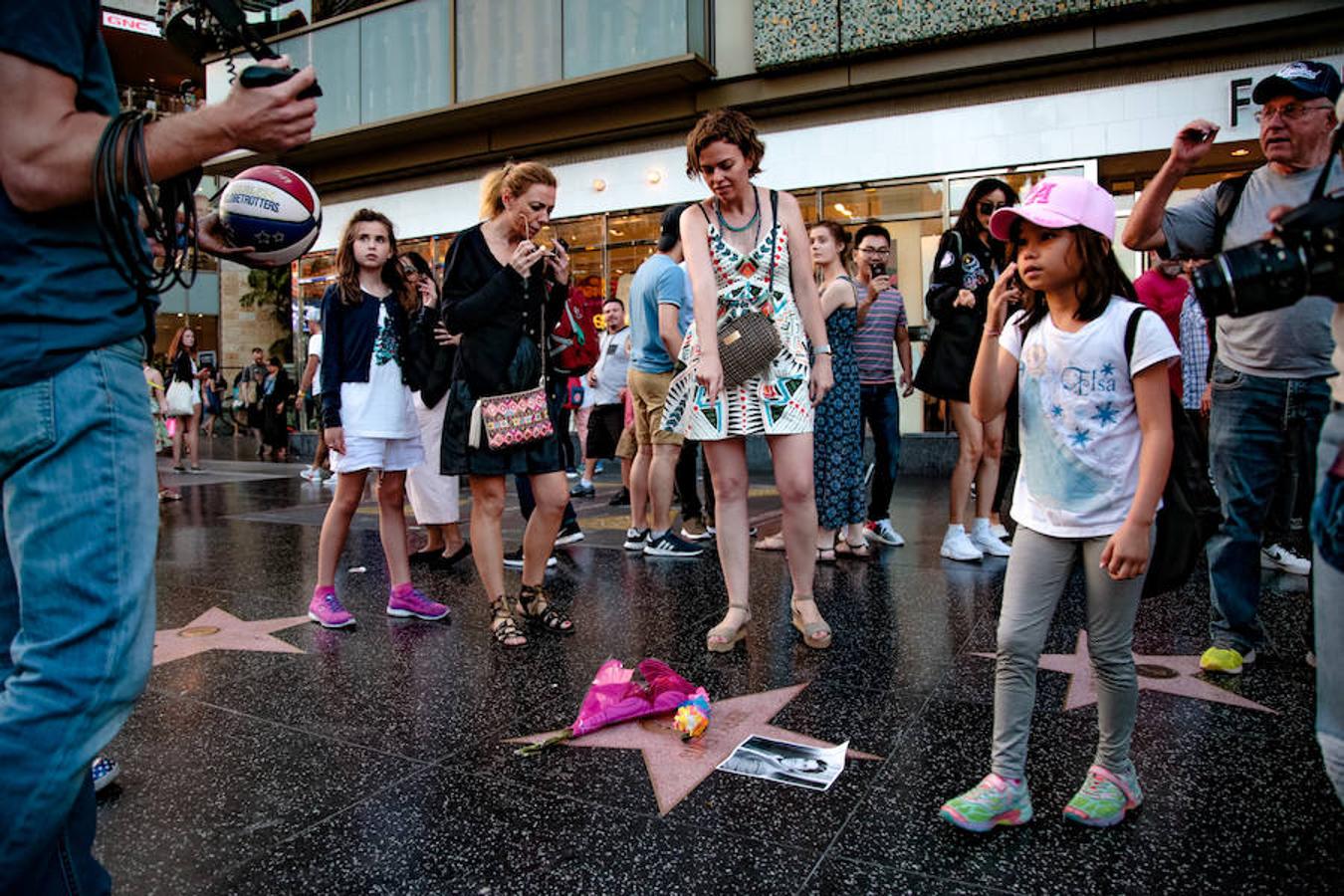 El público participa en un homenaje en el Paseo de la Fama de Hollywood en Los Ángeles.