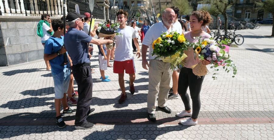 La medallista recibe el cariño de sus compañeros del Atlético San Sebastián tras lograr el oro en el campeonato de Europa Sub-23 en la categoría C-1