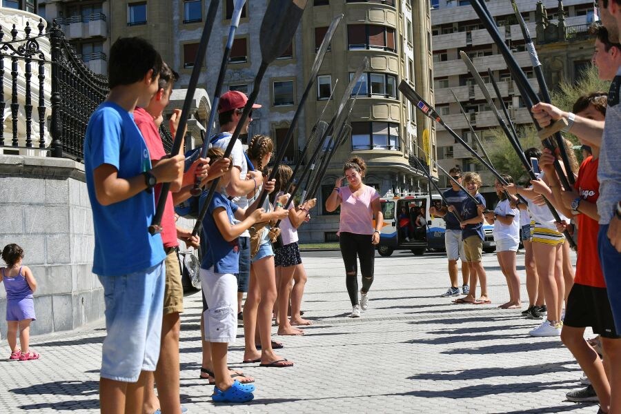 La medallista recibe el cariño de sus compañeros del Atlético San Sebastián tras lograr el oro en el campeonato de Europa Sub-23 en la categoría C-1